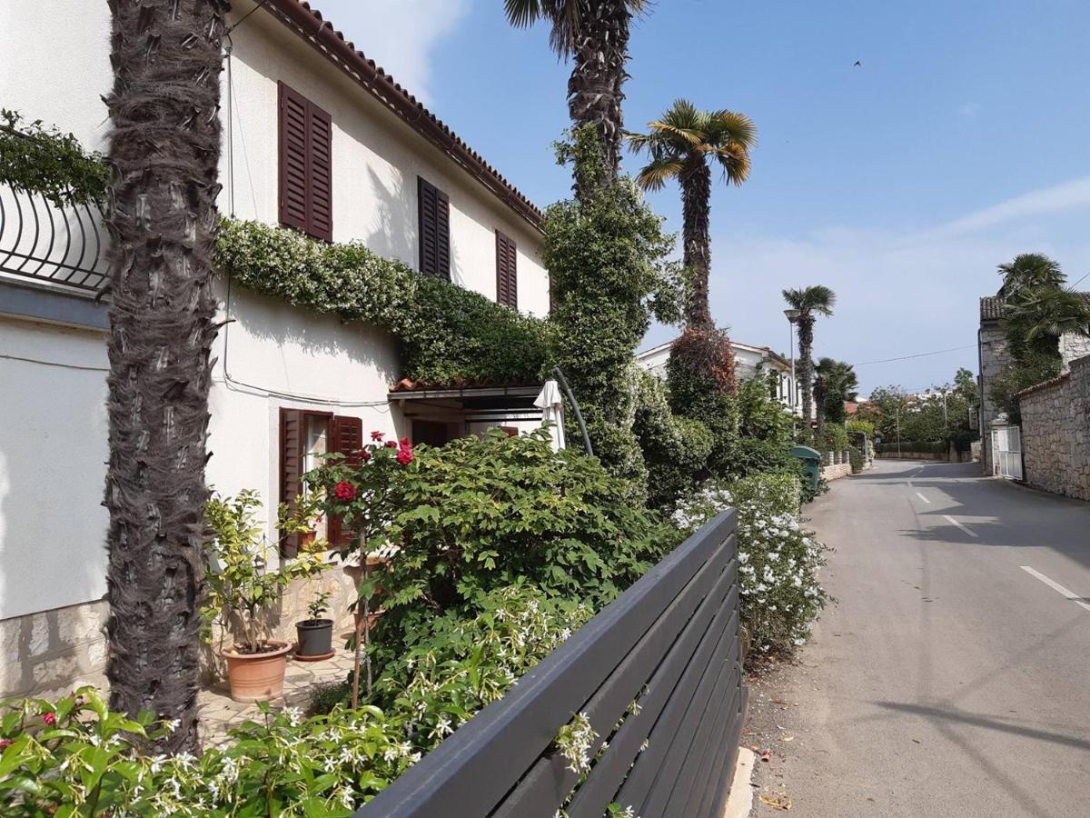 Anamarija Apartments Near The Beach And The Fantastic Adria Sea With Over 10 Small Islands Close By ฟุนตานา ภายนอก รูปภาพ