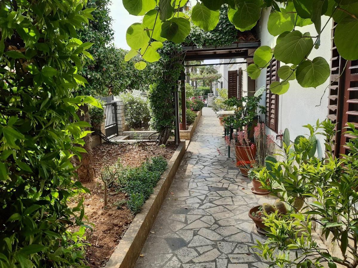 Anamarija Apartments Near The Beach And The Fantastic Adria Sea With Over 10 Small Islands Close By ฟุนตานา ภายนอก รูปภาพ